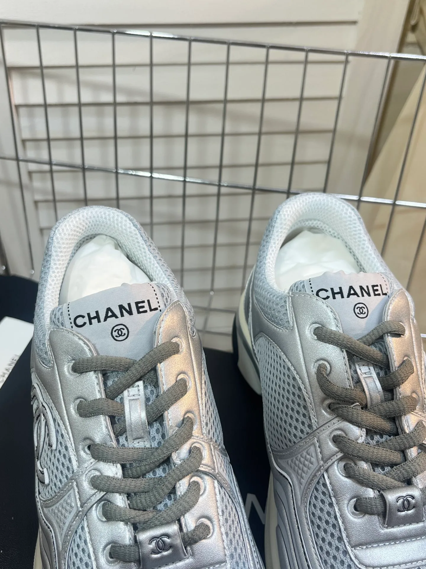👟👟Ex-factory price 640👟👟 Men +10chanel Chanel 2023 early spring vacation series latest casual sports shoes silver white, gold white, silver gray, black and red! Incomparably beautiful and easy to wear, very light, the lining is also super soft, super comfortable, the upper is breathable, the color is high-end and durable, versatile. Upper: cowhide and cloth stitching. Lining: breathable mesh. Original foam combination outsole. Size: 35-45.